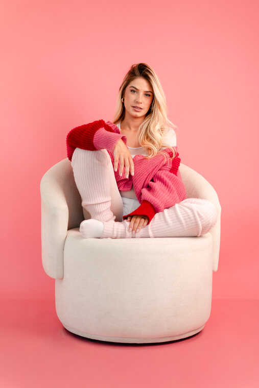 Ensaio no fundo rosa do Studio Moss