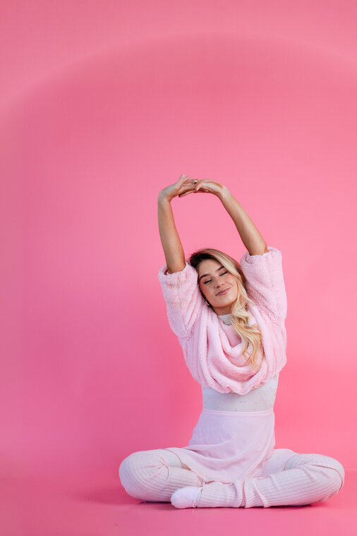 Ensaio no fundo rosa do Studio Moss